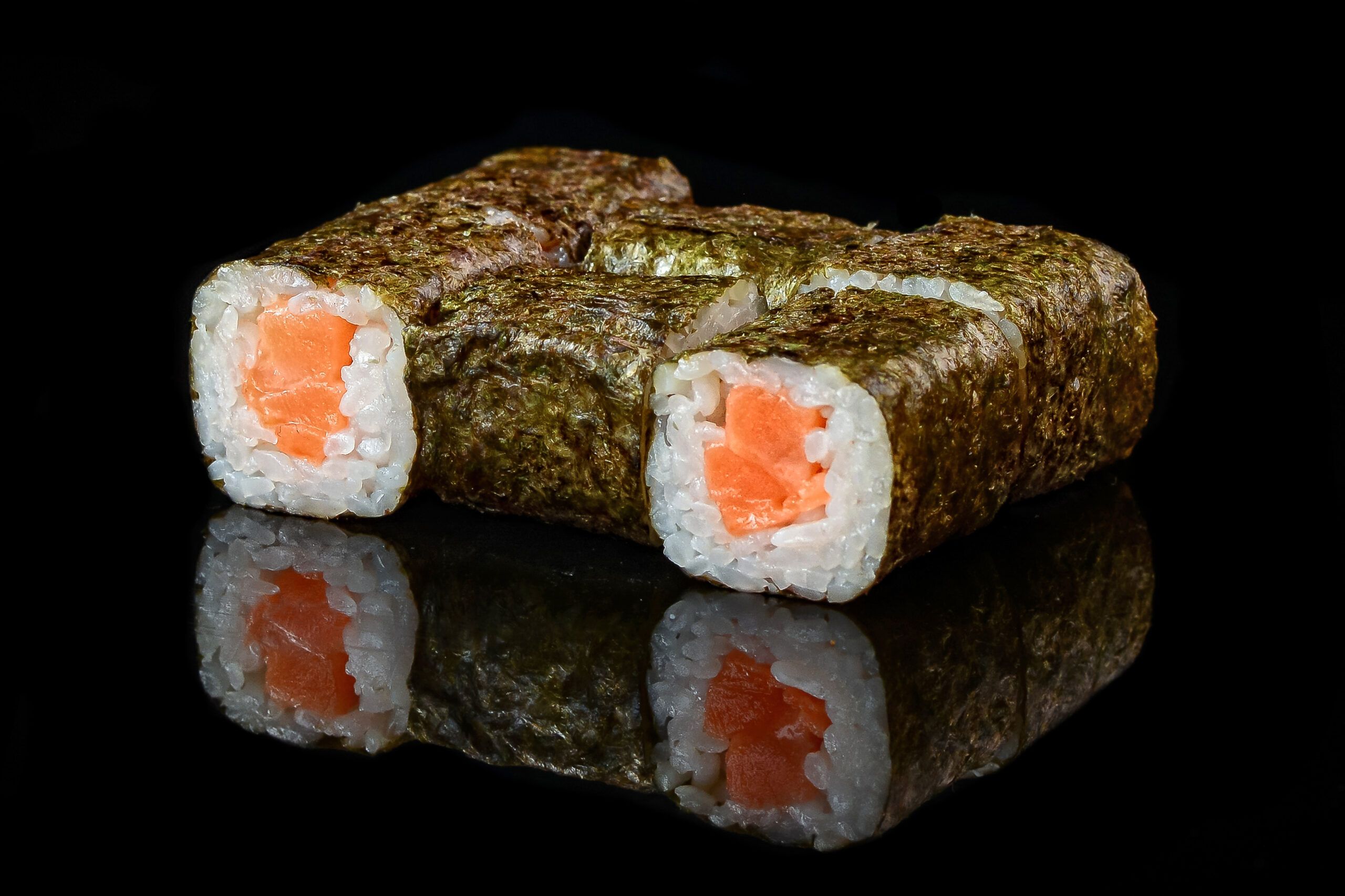 Маки ролл с лососем
