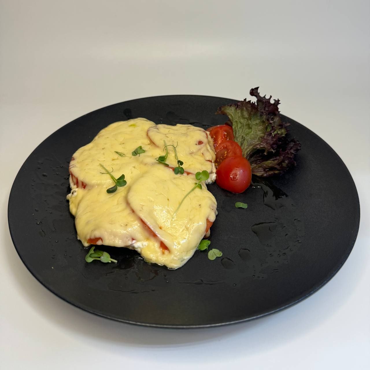 Грудка куриная с помидором и сыром