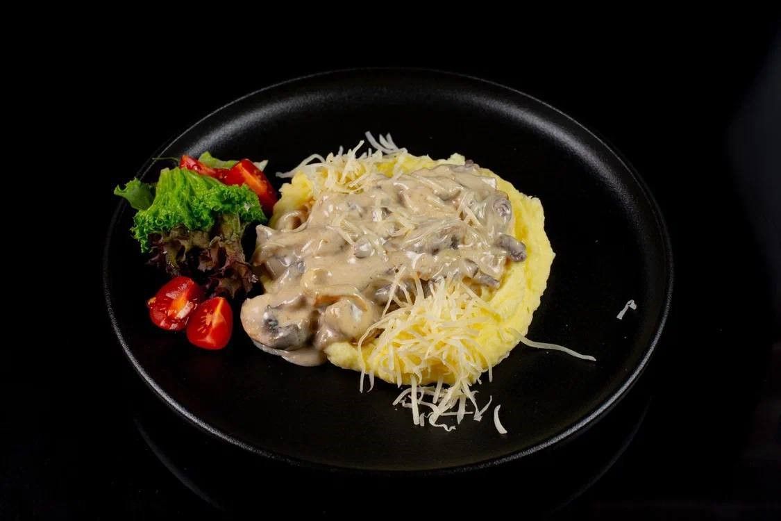 Бефстроганов с белыми грибами