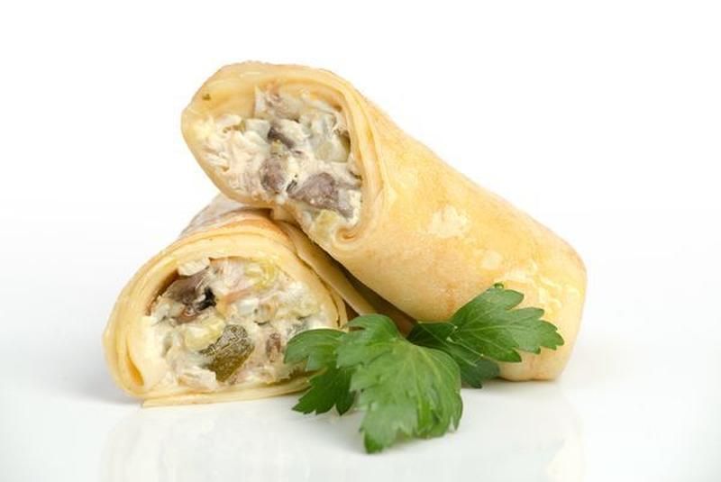 Блины с курицей, помидором и соленым огурцом