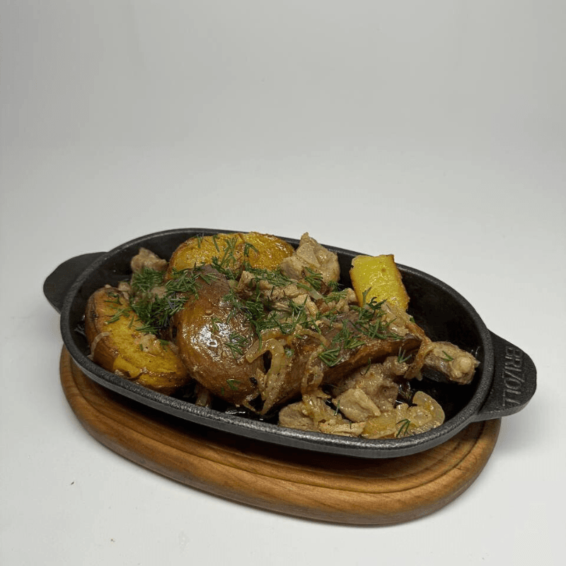 Сковородка со свининой и картофелем