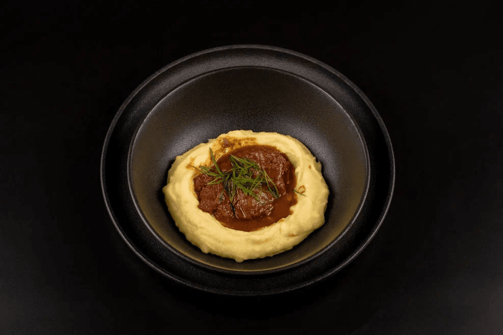 Говяжьи щеки с картофельным пюре