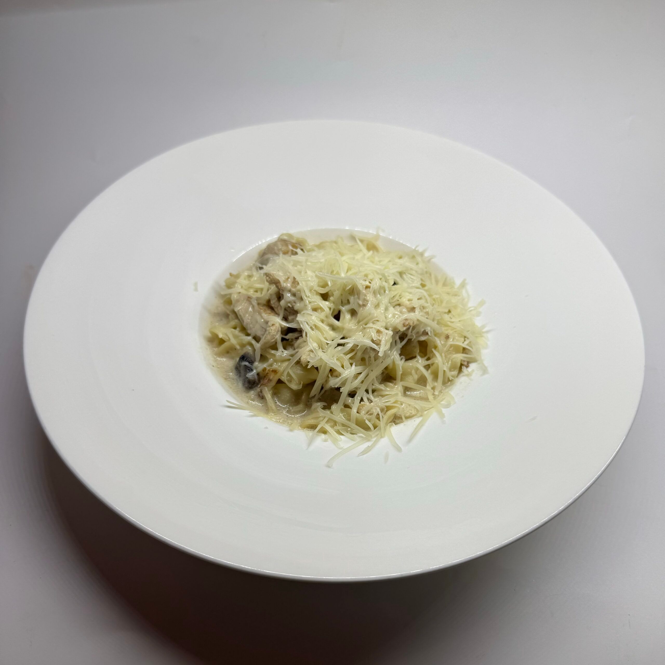 Паста с курицей и грибами