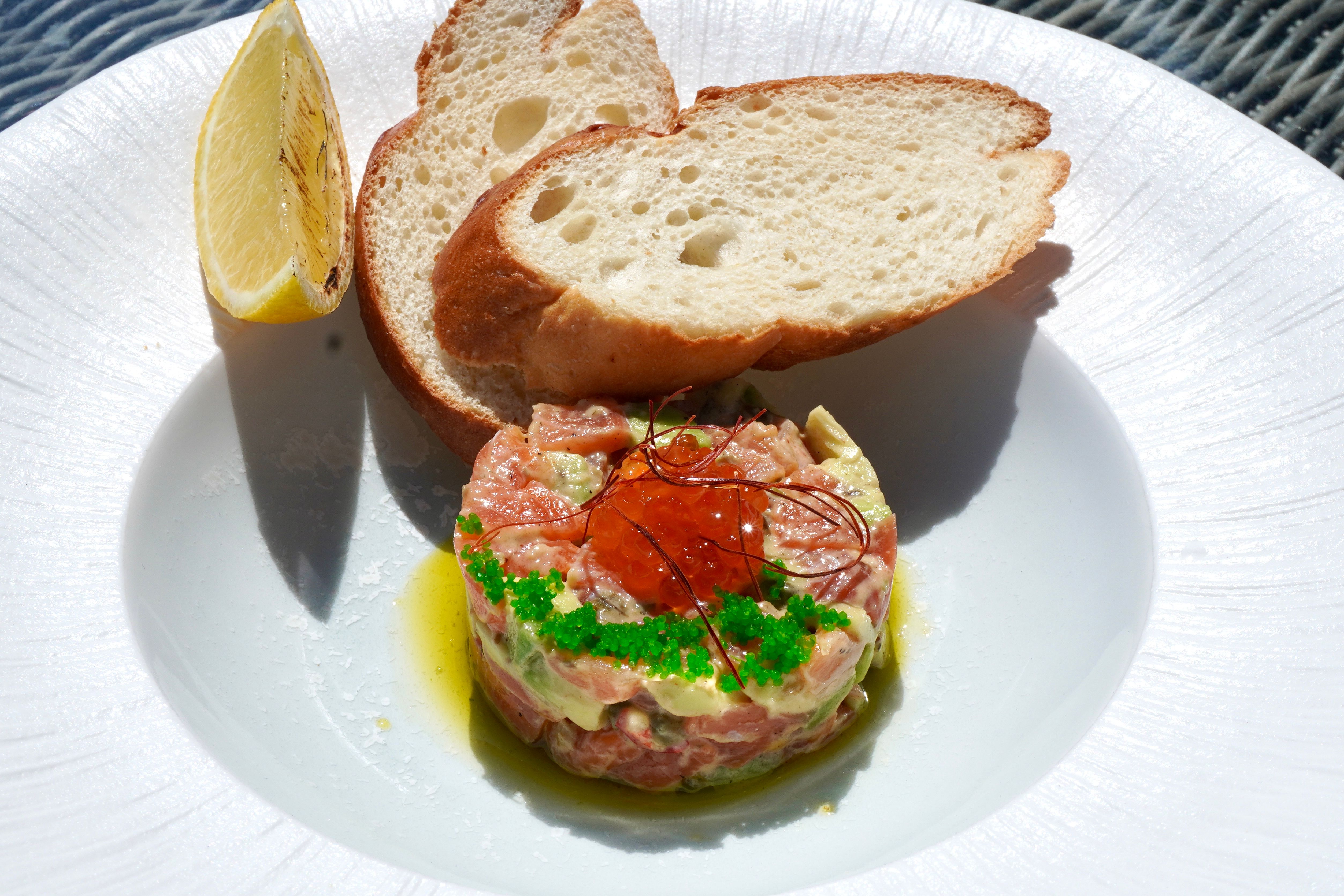 Тартар из лосося с  красной икрой и соусом спайси