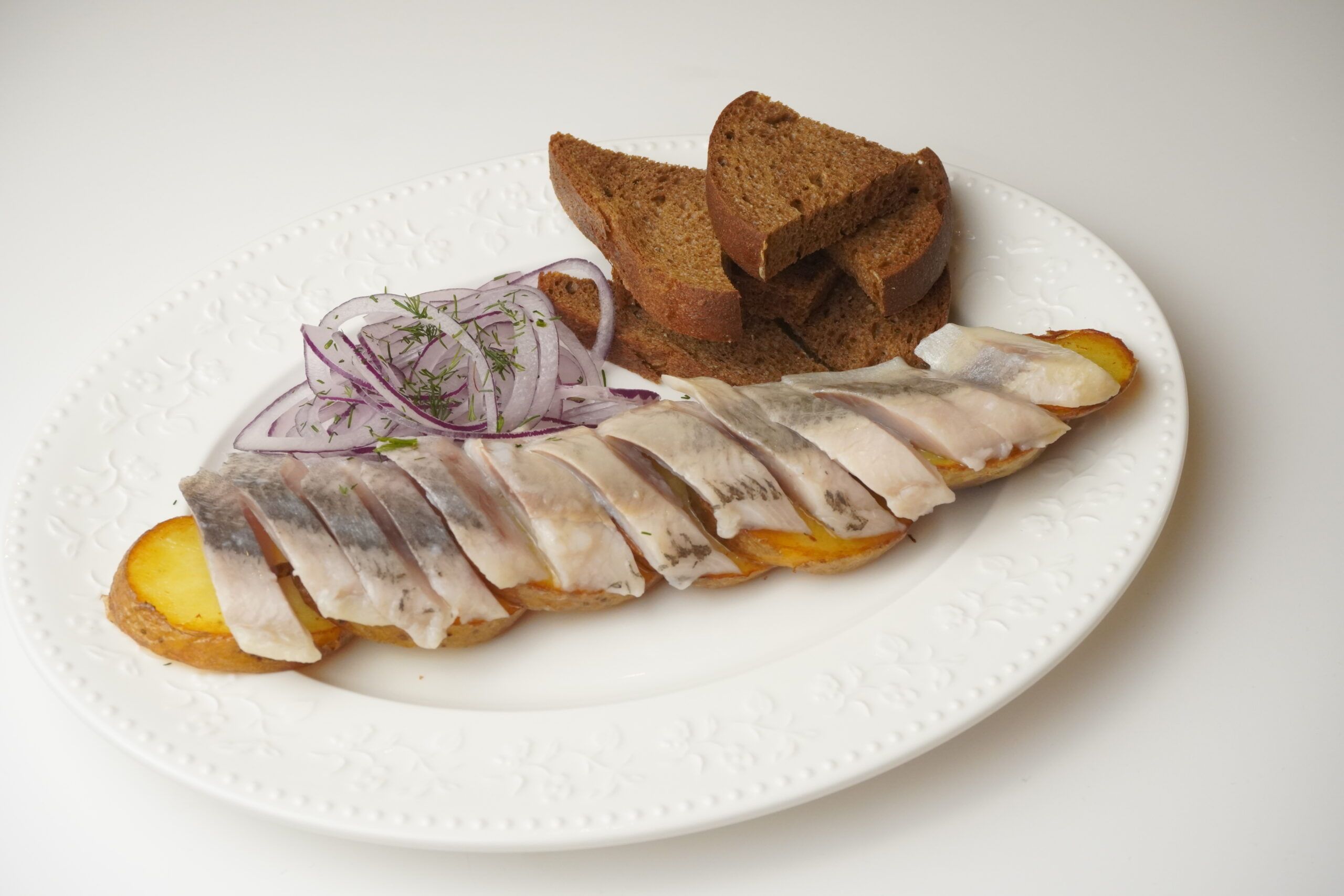 Сельдь с луком и жареной картошкой